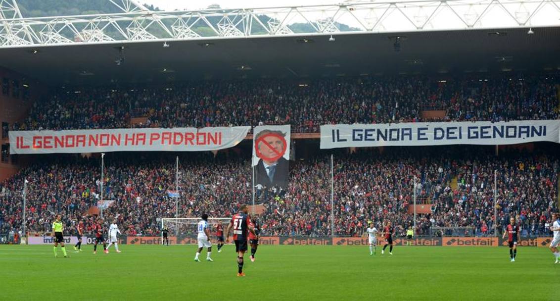 La contestazione contro Enrico Preziosi allo stadio Ferraris. Getty Images